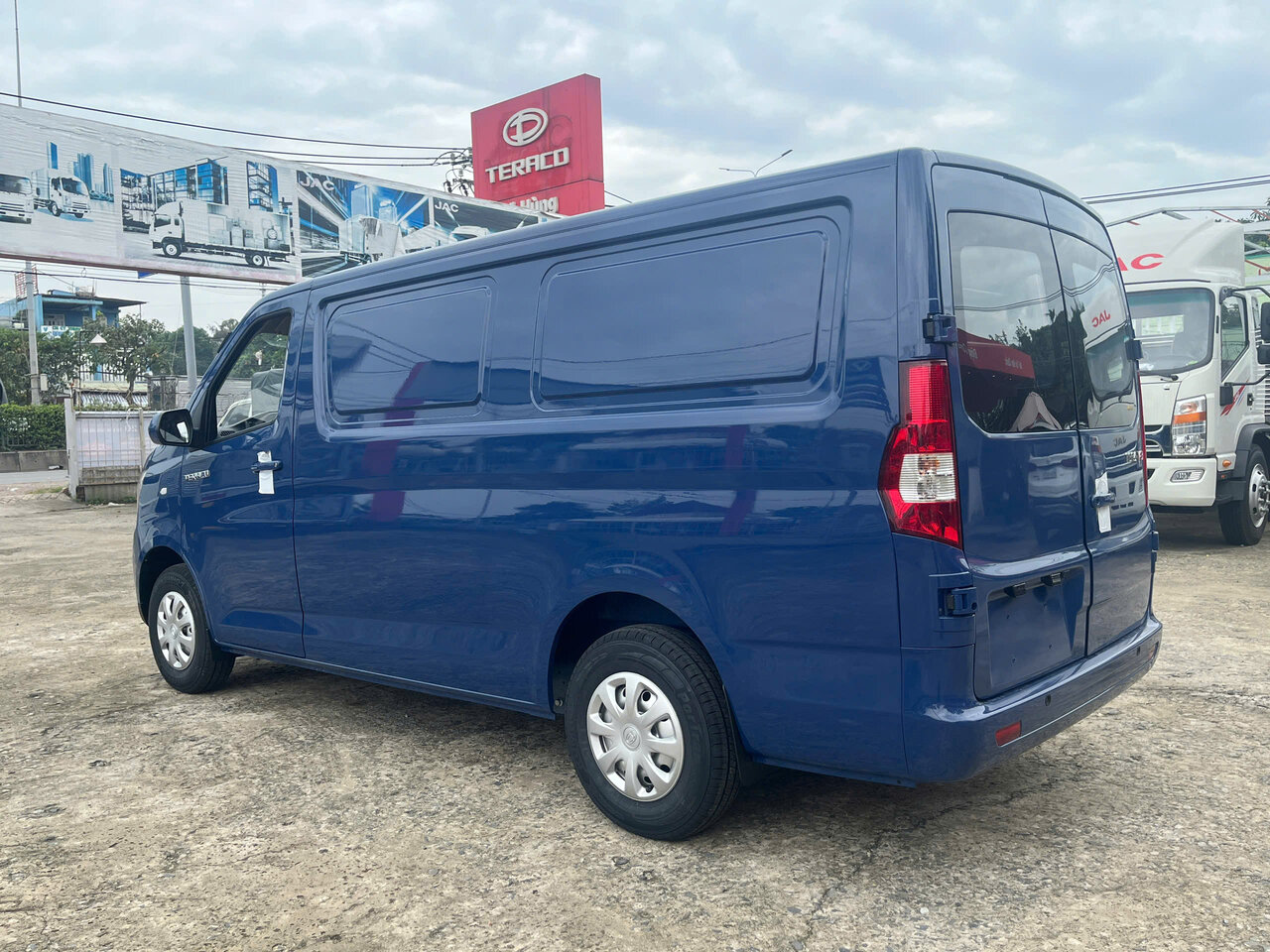 Tera V8 Màu Xanh: Sắc Xanh Cửu Long Độc Đáo - Khẳng Định Phong Cách Vận Tải Đô Thị